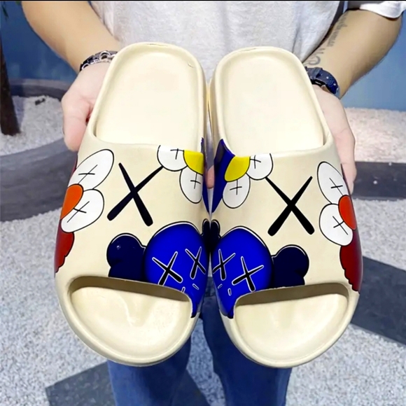 Women Graffiti Slippers perfect for Summer Vibes - Picture 1 of 4